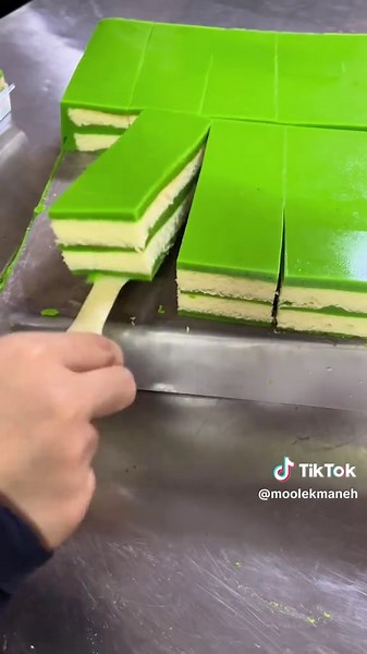 Rasa Bahaya Kek Pandan Layer di Moolek Maneh