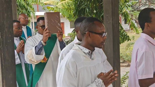 Moments forts de la messe que le Cardinal Pietro Parolin, secrétaire du Pape a partagée avec prêtres, religieux et religieuses. Les Séminaristes chantent très bien, il faut le reconnaître La Procession (et pas le défilé s'il vous plaît) #Cardinal_Parolin #Grand_Seminaire | Radio Maria Burundi