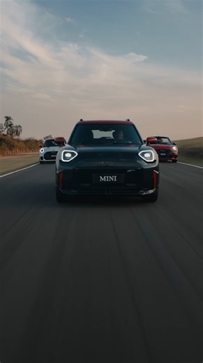 O mês de agosto foi marcado pelo lançamento dos modelos John Cooper Works, família de modelos com DNA esportivo da MINI. Os modelos eletrizantes e inéditos MINI JCW E e MINI JCW Aceman E marcaram presença em uma ação exclusiva da marca no autódromo Haras Tuiuti e reforçaram a verdadeira sensação do Go-Kart Feeling. Quando o tema é diversão na direção, os modelos esportivos da linha John Cooper Works entregam o que há de melhor nas pistas e fora delas. Agora a família John Cooper Works está compl