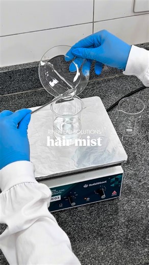 Rinen on Instagram: "Confira o passo a passo da produção do nosso Perfume Capilar Álcool Free (Hair Mist) — uma fórmula leve e sofisticada desenvolvida para perfumar, alinhar os fios e realçar o brilho natural dos cabelos. Combinando silicones nobres e uma ação condicionante eficaz, o hair mist cria um filme protetor que reduz o frizz, controla o efeito estático, facilita o desembaraço e deixa os fios ainda mais macios e sedosos. O resultado? Um toque suave, brilho imediato e uma experiência sen