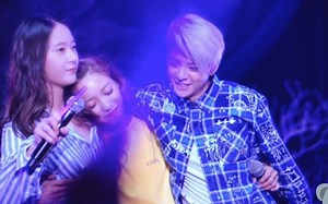 秀晶Amber来Luna的演唱会，f(x)完整体终于要回归了吗，韩网的评论啊