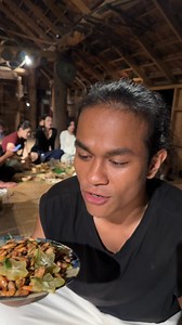 bữa cơm nhỏ giữa nhà sàn ấm cúng #tarzantaynguyen #taynguyen #amthuc #amthuctaynguyen #vanhoataynguyen #cuocsongthuongngay | Tarzan Tây nguyên