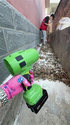 Super freak 😱 Tiny but powerful wind handheld brushless motor, a must-have for your back garden.