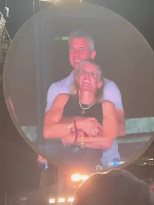 3.8M views · 31K reactions | CÓ THỂ LÀ VIRAL NHẤT THẾ GIỚI LUÔN: KISSCAM VÔ TÌNH TÓM GỌN GIÁM ĐỐC ASTRONOMER ANDY BYRON (ĐÃ CÓ GIA ĐÌNH) CÙNG ĐỒNG NGHIỆP KRISTIN CABOT (CŨNG ĐÃ CÓ CHỒNG) GIỮA CONCERT!!! Clip: Collin Rugg Sub: Insight mất lòng | Schannel | Facebook