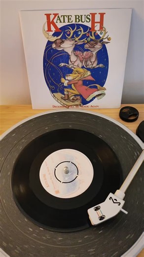 ⸽J⸽⸽e⸽⸽s⸽⸽s 🌹 on Instagram: "🌜𝕶𝖆𝖙𝖊 𝕭𝖚𝖘𝖍 - 𝕯𝖊𝖈𝖊𝖒𝖇𝖊𝖗 𝖂𝖎𝖑𝖑 𝕭𝖊 𝕸𝖆𝖌𝖎𝖈 𝕬𝖌𝖆𝖎𝖓 🌜🌠 🌠 December Will Be Magic Again est une chanson de Noël de l'auteure-compositrice-interprète anglaise Kate Bush . Sortie en single au Royaume-Uni en novembre 1980, elle a atteint la 29e place des charts britanniques et y est restée sept semaines. 🌠 A noter aucun clip n'a été tourné pour ce single, ce qui est fort dommage mais une version alternative a été interprétée lors de l'émission