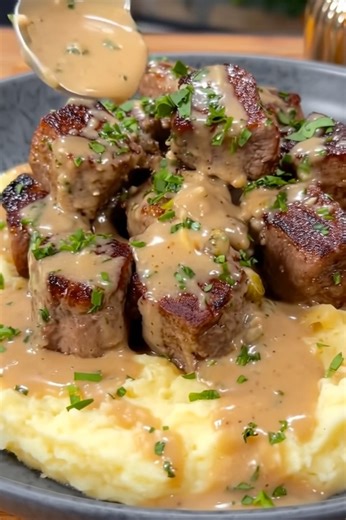 Steak Bites over Loaded Mashed Potatoes No need for a full steak dinner when you can get this much flavor in one forkful. Let’s get into it 👇 For the Steak Bites: 1.5 lbs sirloin, ribeye, or NY strip, cut into 1-inch cubes 2 tbsp olive oil 1 tbsp butter 3 cloves garlic, minced Salt & pepper to taste Optional: a splash of Worcestershire or steak sauce Optional: drizzle of peppercorn or brown gravy for serving Chopped chives or parsley for garnish For the Loaded Mashed Potatoes: 2 lbs russet or Y