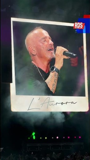 Eros Ramazzotti sings "L'Aurora" live in Milan: the entire San Siro Stadium sings along with him!