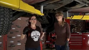 1.6K views · 84 reactions | Cristy Lee, Bogi y la hábil Corry Weller se embarcan en una misión audaz en el taller. La Hummer H1 '98 busca alcanzar nuevas alturas, y este trío dinámico está listo para desafiar la gravedad y elevarla ‍♀️️#LasMecánicas | Discovery Latinoamérica | Facebook