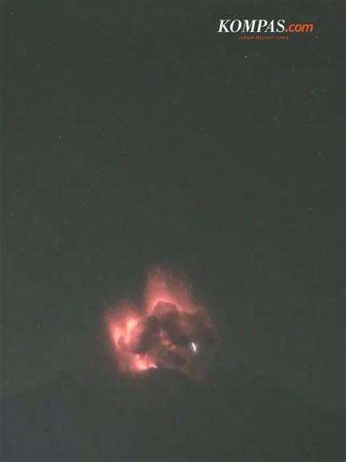 Gunung berapi Sakurajima di pulau Kyushu, Jepang, kembali meletus pada Minggu (16/11/2025) dini hari dengan menyemburkan abu dan asap setinggi 4,4 kilometer ke udara. Letusan gunung menyebabkan puluhan penerbangan dibatalkan dan memicu peringatan abu vulkanik di beberapa wilayah sekitar. Letusan dari kawah Minamidake ini menimbulkan kekhawatiran, mengingat Sakurajima adalah salah satu gunung berapi paling aktif di Jepang. Penulis: Inas Rifqia Lainufar Kreatif: Nabilla Mutiara Produser: Elizabeth