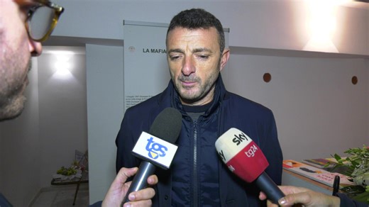 Sono passati trent'anni dall'omicidio del piccolo Giuseppe Di Matteo, che l'11 gennaio 1996 fu strangolato e sciolto nell'acido dalla mafia, dopo essere stato tenuto prigioniero 779 giorni. Oggi pomeriggio si è svolta la commemorazione nel giardino della memoria di San Giuseppe Jato alla presenza dei familiari del piccolo Di Matteo e di Chiara Colosimo, presidente della Commissione Antimafia. L'intervista al fratello di Giuseppe Di Matteo, Nicola. | Tgs