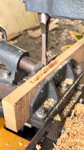 Making a hole with a chisel mortiser machine #woodworking #wood #diy