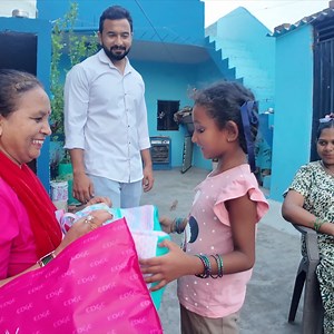 Harshi or jiya apne gift dekh kar bohot khush huye🤩🎁 . . . . . #surprise #familyfun #familyvlogs #mustwatch #jeetthakur #priyajeetvlogs #vlogger #goodvibe #gift #couplevlogs #walking | Jeet Thakur Pranks