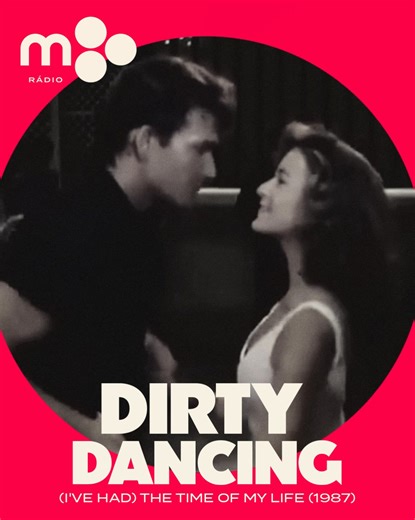 É impossível ouvir esta música sem imaginar logo um dos movimentos de dança mais icónicos da história do cinema: o "Swayze-lift". 💃 Neste dia, em 1987, "(I've Had) The Time of My Life" chegava ao primeiro lugar do TOP de singles, nos Estados Unidos. 🇺🇸🔝 Estava na banda sonora do filme "Dirty Dancing", um êxito na altura! Mesmo que não tenha visto o filme, conhece de certeza, esta cena em que Patrick Swayze levanta a actriz Jennifer Grey no ar... esse é o “Swayze Lift”! 🎬🍿Admita, quantas ve