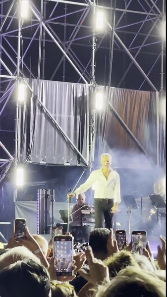 Claudio Baglioni, in 10mila per il concerto gratis a Lampedusa: il discorso ai fan prima di scatenarsi sul palco VIDEO