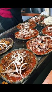 En Xalapa hay sabores que no fallan 😍 Masa recién hecha, relleno generoso y ese aroma que te llama desde la esquina 🤤 Las Gordas de la Rotonda son tradición, antojo y felicidad inmediata. ❤️ Dale like si eres team gorda 💬 ¿De qué las pides? 🔔 Sígueme para más joyas callejeras de Xalapa #comidamexicana🇲🇽 #xalapaveracruz #gastronomia #antojitosmexicanos #fypシ | Xalapa Veracruz