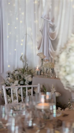 White florals, delicate details and tables styled with quiet elegance. A wedding where every element felt gentle, intentional and beautifully refined. 🤍
