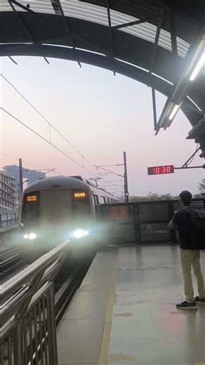 Blue line metro departure and arrival at Botanical Garden station #bluelinemetro #dmrc