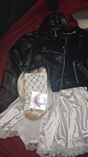 💋 Ready to slay like a killer bride? This Tiffany costume brings Bride of Chucky to life — from the leather jacket to the gothic glam dress, you’ll look like you walked straight out of a horror movie. 🖤💄 Perfect for Halloween parties, cosplay nights, or couples’ looks with your Chucky! 🔪✨ 🖤 Tag your partner in crime and complete the ultimate horror duo! #BrideOfChucky #TiffanyCostume #HalloweenLook #SpookySeason #HorrorCouple