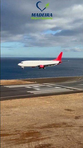 Beautiful old Boeing 737 400 landing at Madeira Airport