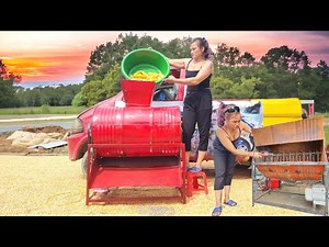 The genius girl successfully built a corn threshing machine.