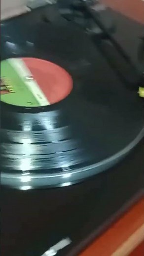 Toca discos Technics SL-B210 tocando Led Zeppelin
