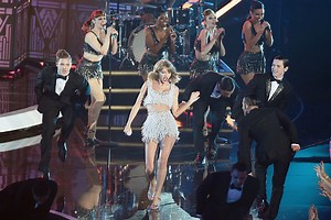 Taylor Swift Shakes It Off at 2014 VMAs