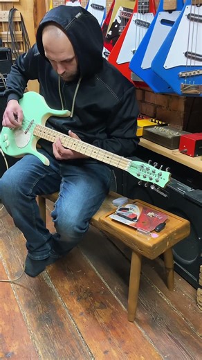 Longhorn 8 string bass, first raw sound test. There’s a lot to do and of course setup #bassguitar