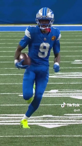 Jameson Williams Makes an Incredible Hurdle Play
