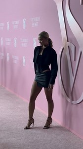 Jasmine Sanders is bad like the (golden) barbie. 🔥 #TheTour23 | E! News