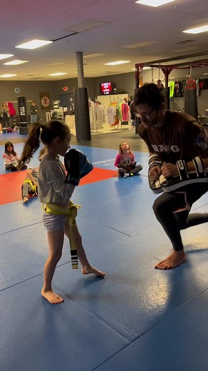 Self Defense Drill with our Little 🥷 1) We tell them to stop 2) we command them to stop loudly to draw attention 3) we prepare for worst case scenario, we breakfall, and then technical stand up to defend ourselves. #bangmuaythai #kickboxingtraining #martialarts #kickboxing #boxingtraining #muaythai #muaythaitraining
