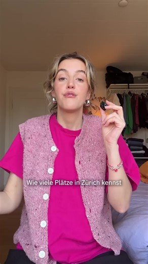 Sie war eine der ersten Frauen, die an der Universität Zürich promovierten, und legte sich später mit dem gesamten deutschen Kaiserreich an: Rosa Luxemburg. Doch in Zürich blieb sie lange unsichtbar. Zwischen Industriegleisen und neuen Bauten bekommt sie jetzt endlich ihren Platz. Ein später Sieg für die Sichtbarkeit von Frauen im Stadtbild – oder nur ein Alibi am Stadtrand? Schreib uns deine Meinung in die Kommentare. Digitalredaktorin Annick Senn geht im Format «Kunst & Kurioses» Dingen in Zür