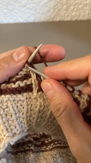 I used to consider #mosaicknitting cheating, since it’s so easy compared to “real” colourwork: You only work with one colour at any given time and only use knit, purl and slipped stitches.But, while it is indeed really easy, it’s an amazing technique when used to its full effect. #knitting | Annaplexis