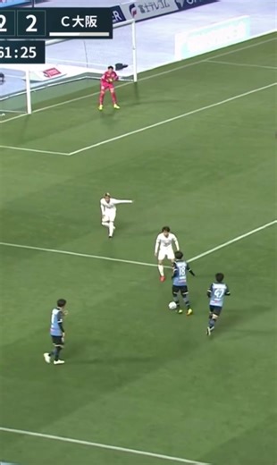 Kaoru Mitoma (born May 20, 1997) is a highly skilled Japanese professional footballer who plays as a left winger for Premier League club Brighton & Hove Albion and the Japan national team. Known for his exceptional dribbling, speed, and technical ability, he gained prominence for his unique, scientifically backed dribbling technique studied at university #mitoma #japan #日本語#日本けこkymonkeybabys #日本