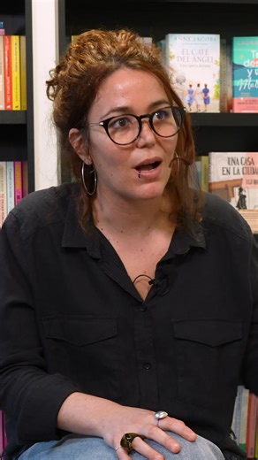 La ilustradora Ilu Ros nos presenta 'Una casa en la ciudad' Editorial Lumen, un libro basado en sus propias experiencias sobre el desarraigo y la búsqueda del propio camino. "Muchas veces estamos ensimismados en nosotros mismos y no vemos que todos estamos pasando por algún tipo de duelo o problema". 👉Puedes ver la entrevista completa aquí: https://f.mtr.cool/ndifdkldtt #InspiradoresLibrotea #IluRos #ilustracion #ilustradora #comic #librosilustrados #librorecomendado #queleer #novelagrafica | L