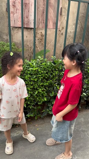 Trên đầu em dính gì kìa #shorts