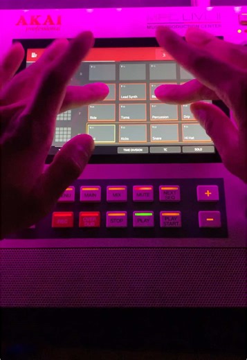 R&B Beat on the MPC Live II #mpclive2 #beatmaking #makingbeats #beatmaker #mpc #akai #mpclive #mpcbeats #musicproducer #rnbmusic #rnbbeats