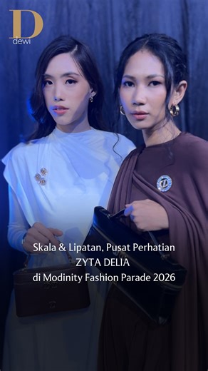 Dewi Magazine on Instagram: "#DEWIeksklusif Rangkaian Modinity Fashion Parade 2026 dibuka Zyta Delia (@zytadeliaofficial) di hadapan kemegahan Borobudur. Label eponim @zytadeliarahma hadir sebagai pembuka dengan fokus yang jernih pada detail. Tas tangan, aksesori, dan sepatu ditempatkan sebagai pusat ungkapan desain, tampil bukan sebagai pelengkap, melainkan penanda gaya. Di tengah latar Borobudur yang kokoh, kehadirannya terasa kontras sekaligus selaras. Busana dirancang dengan draperi yang men