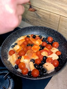 Bocconcini di salmone alla mediterranea INGREDIENTI 800 g di filetti di salmone 100 g di farina 0 o 00 400 g di pomodorini in scatola 80 g di olive nere denocciolate 3 spicchi d'aglio 2-3 cucchiai di olio evo ½ bicchiere di vino bianco Sale q.b. Prezzemolo (facoltativo) Peperoncino (facoltativo) | Carlo Gaiano