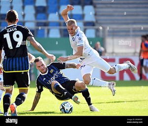 11 August 2023, Saarland, Saarbrücken: Soccer: DFB Cup, 1st FC Saarbrücken - Karlsruher SC, 1st round, Ludwigspark Stadium. Karlsruhe's Marco Thiede (r) and Saarbrücken's Patrick Schmidt fight for the ball. Photo: Uli Deck/dpa - IMPORTANT NOTE: In accordance with the requirements of the DFL Deutsche Fußball Liga and the DFB Deutscher Fußball-Bund, it is prohibited to use or have used photographs taken in the stadium and/or of the match in the form of sequence pictures and/or video-like photo ser