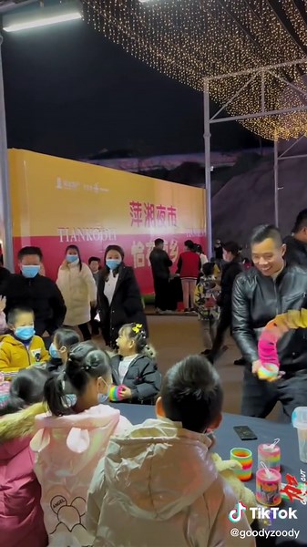 #goodyzoody #funnytrickshots #slinkypeople #rainbowcircletoy #slinkytoy