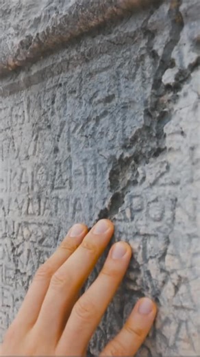 宇宙最古級の #超新星 を #JWST が特定！宇宙誕生7.3億年後の大爆発 #宇宙の謎 宇宙誕生からたった7.3億年後に起きた、史上最古級の #超新星 が話題。 発端は2025年に観測された #ガンマ線バースト（GRB）。 その残光を ジェイムズウェッブ宇宙望遠鏡 JWST が追い、超淡い“母銀河”まで特定しました。 しかも、この超新星は現代の爆発と似ている可能性も——宇宙 の常識がまた更新されるかもしれません。 宇宙豆知識 宇宙解説 天文学 cosmos sciencefacts shorts YouTubeShorts InstagramReels インスタ学び 星の最期 | 銀河探検隊ギャラクタ