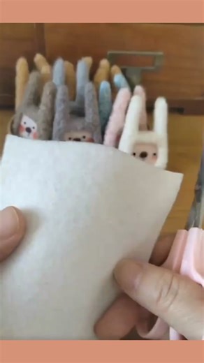 ウサギと羊の手作りフェルトブローチ