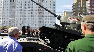 A kurszki csatát megúszta az orosz T-34-es tank, a katonai parádét már nem – videó