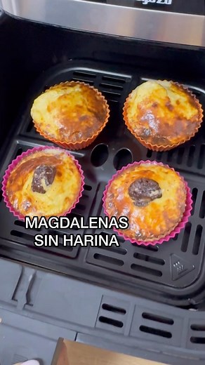 María Pérez Espín | Recetas saludables rápidas y vida sana on Instagram: "MAGDALENAS RELLENAS DE CHOCOLATE sin harina. ✅ Guárdatela para tenerla siempre a mano. 1 plátano 125gr de tu yogur favorito 2 huevos Chocolate 85% para el relleno #PostresSinAzúcar #PostresSaludables #MagdalenasFit #DulcesSaludables #RecetaSana #SinAzúcar #SinGluten #SinHarina"