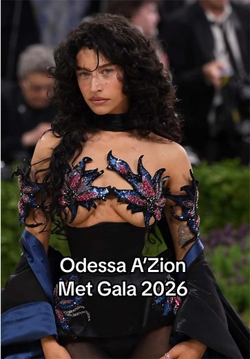 #OdessaAzion arriva sul red carpet del #MetGala 2026 indossando un abito custom made di #Valentino. Scopri tutti i dettagli del look nel video. #Met #MetGala2026
