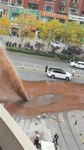 Water pipe bursts creating powerful brown fountain in Shanxi, China