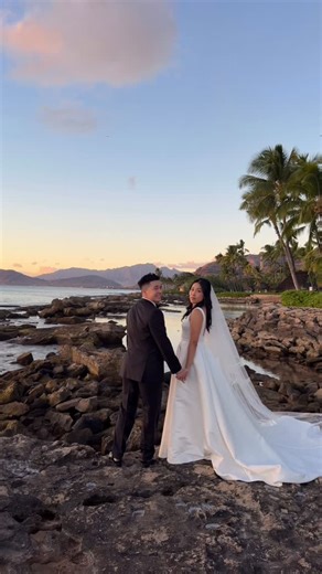 Hawai’i Wedding & Events Content Creators on Instagram: "falling in love, over & over again.... What a dream it was to capture our couple v + j’s big day! Happy 1 week of being a married couple!! We are so honored to be apart of your dream team of amazing vendors!! It was such a fun day with their friends and family celebrating their love!! Save this as inspo for your wedding! This wedding wouldn’t of been possible without these amazing vendors: Venue: @lanikuhonua Coordination: @disneyaulaniwed