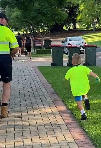 #garbage #garbagetruck #truck #rubbish #rubbishtruck #recycle #boss #hercules #trucks #recycling #chores #fyp #foryourepage #truckers #kidsplay #kids #kidsoftiktok #play #foryou