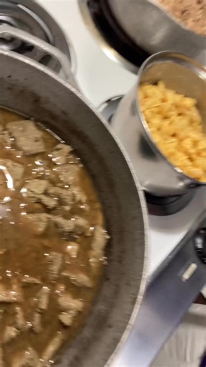 Cajun Cooking With HOSS…what’s that look like? Do we throw it in the long grass, or u wanna come grab a plate. Yes, 2 beans! They tell me beans are good for your heart! | Big Al on air at KBON 101.1