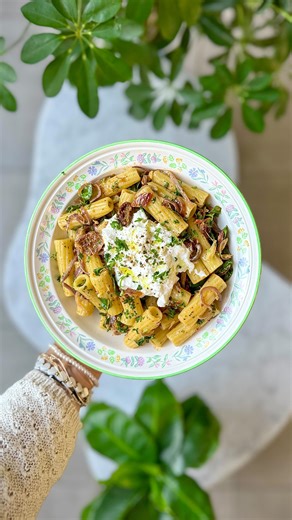 Pâtes aux oignons confits 🫶🏼 Pour 2-3 personnes 400g de pâtes 250g d’oignons rouges 120g de tomates séchées 1 cac de paprika fumé 1 cac d’origan 1 cac de thym 1 tête d’ail 15cl d’huile des tomates 50g d’épinards frais 7g de persil 20cl de crème sel Dans un plat, bien mélanger les oignons émincés avec les tomates séchées coupées en petits morceaux, le thym, le paprika, l’origan et un peu d’huile des tomates. Couper le chapeau d’une tête d’ail et la mettre au centre du plat avec un peu d’huile s